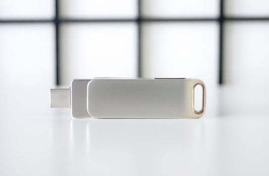 USB 3.1 flash drive, pivoting metal body with side USB connector