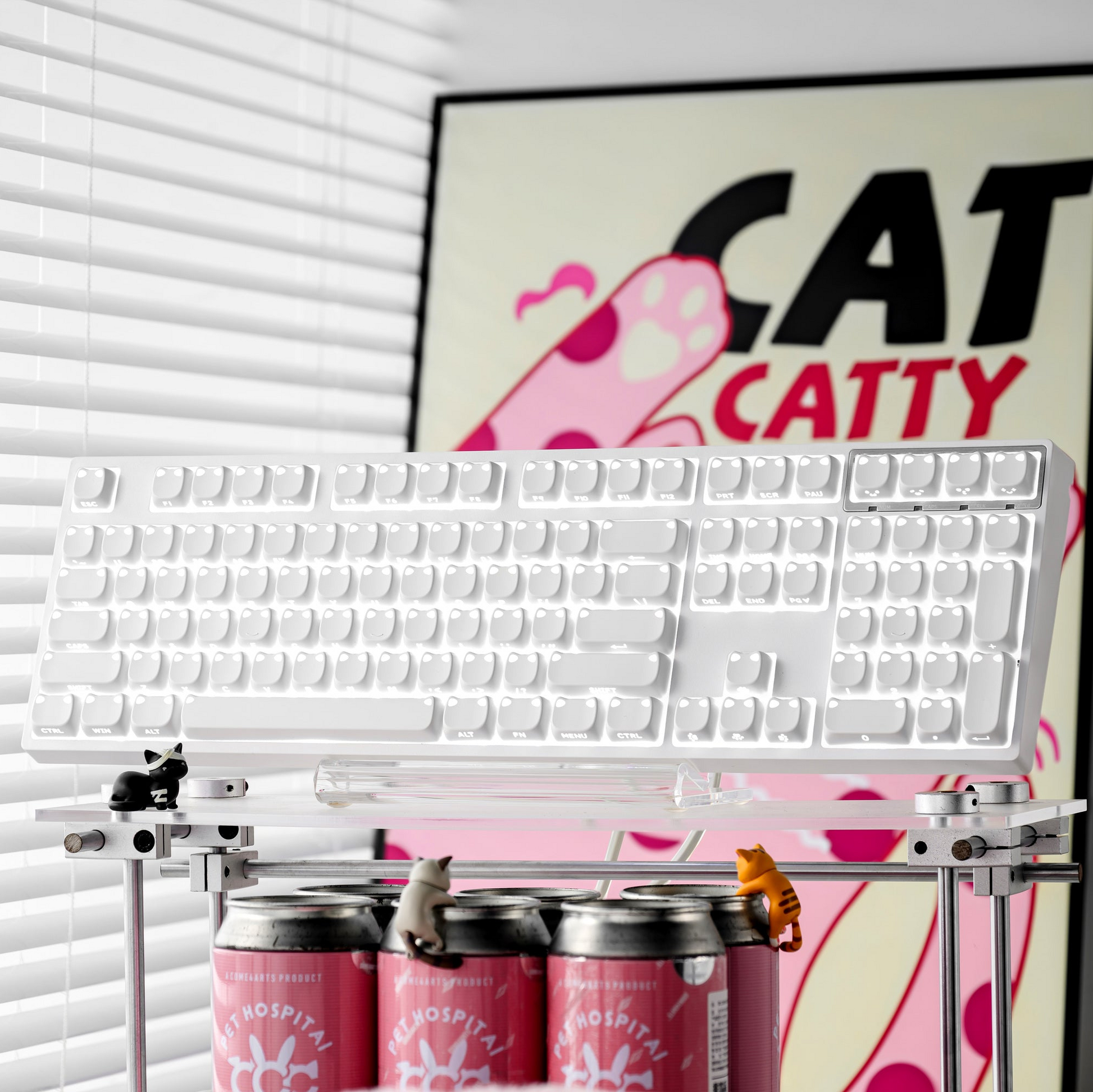 Creamy white keycap set with shine-through legends and a large key array view