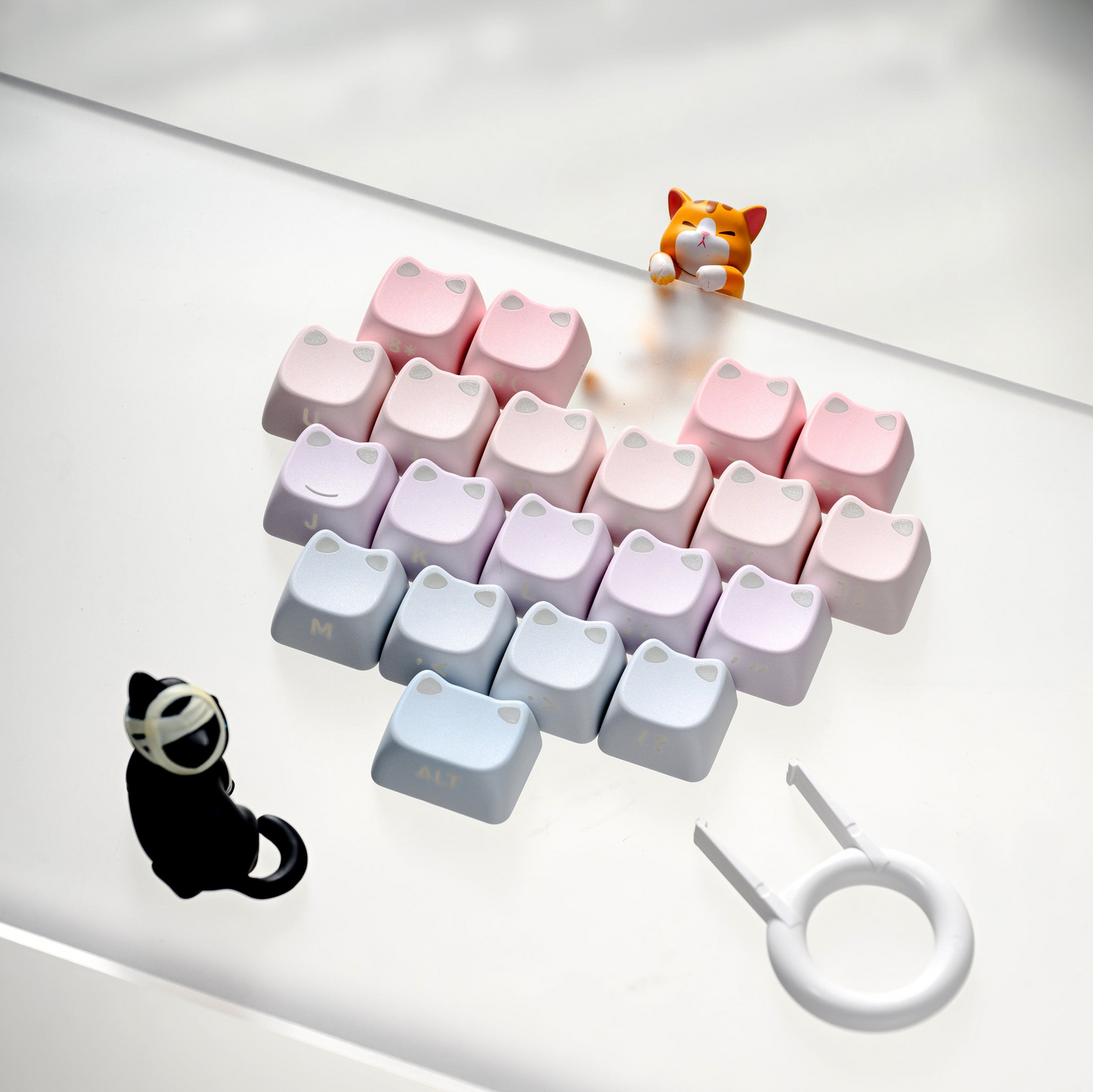Pastel pink and light blue keycap set with sculpted caps and accessory cat figures