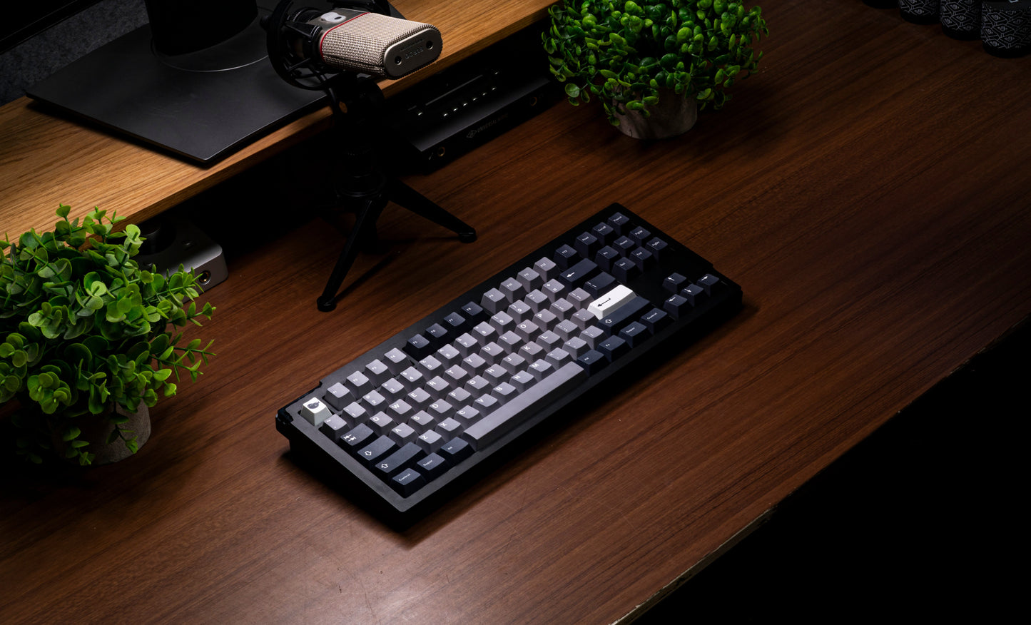 Keyboard with Seal-themed keycap set: dark keys with light gray legends