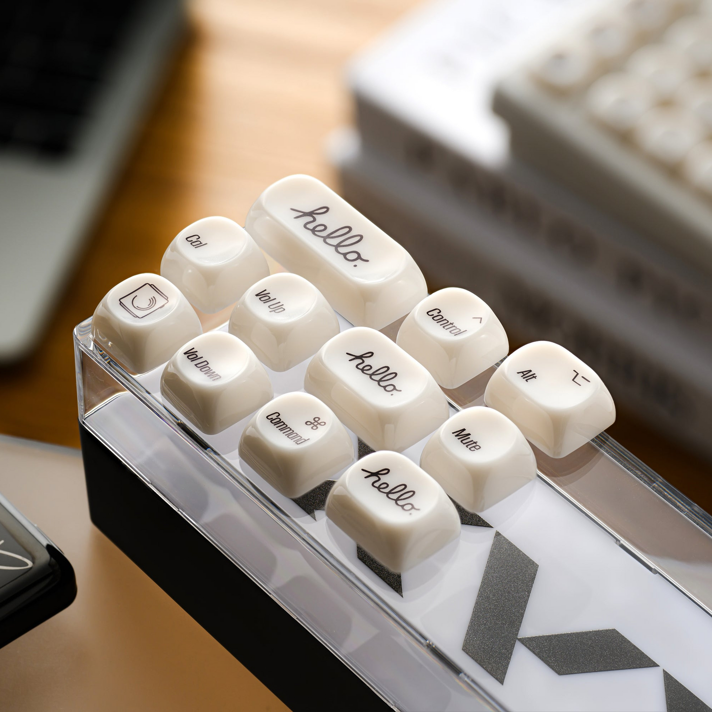 Translucent white MOA keycaps with Japanese “Hello” style text on a clear tray