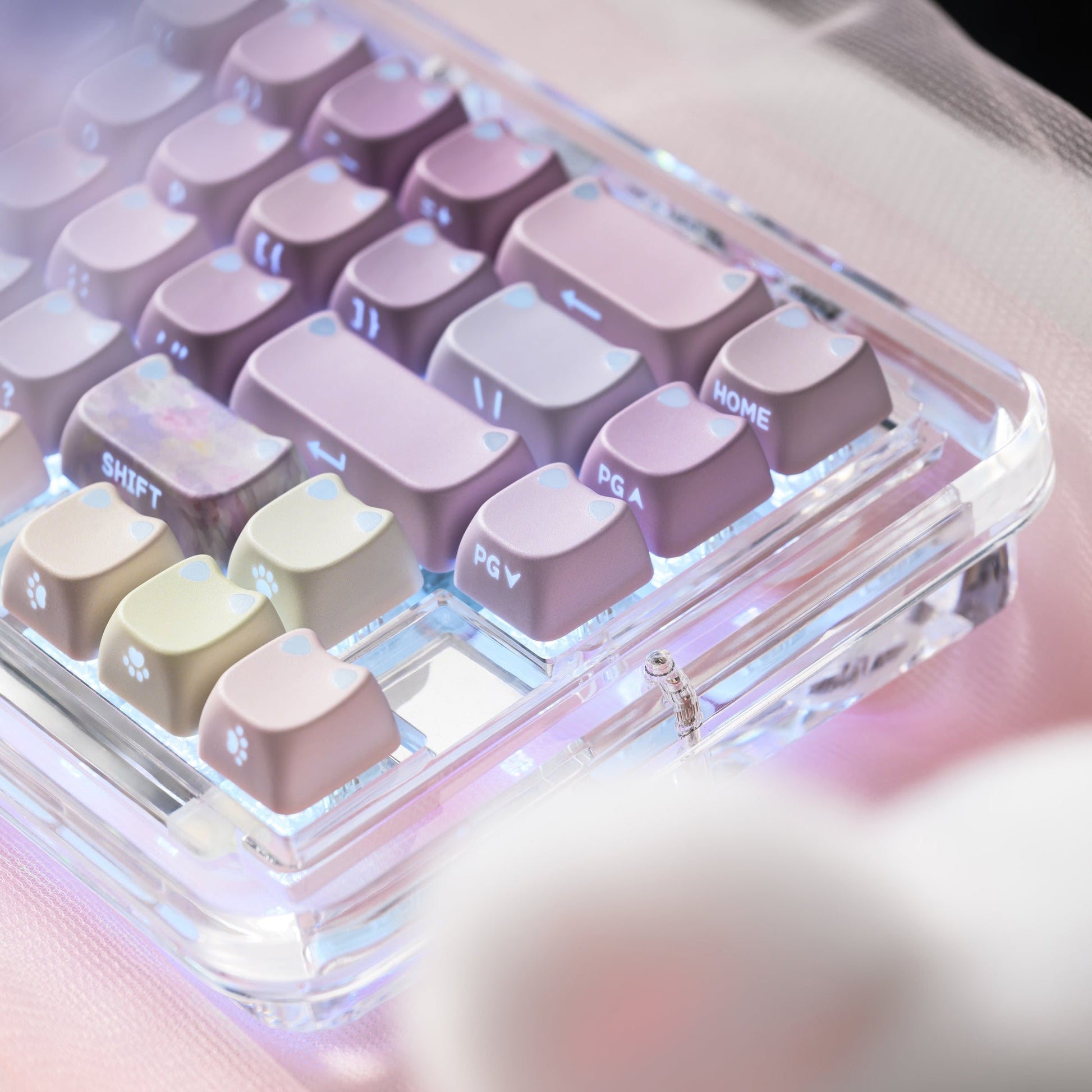 MAO profile keycap set in clear box, lavender and cream keys with bright glow