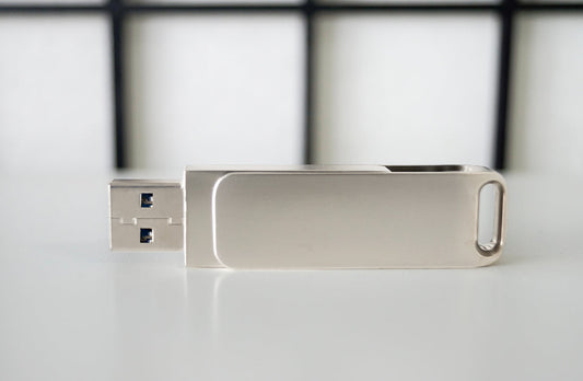 USB 3.1 flash drive, pivoting unprinted metal housing