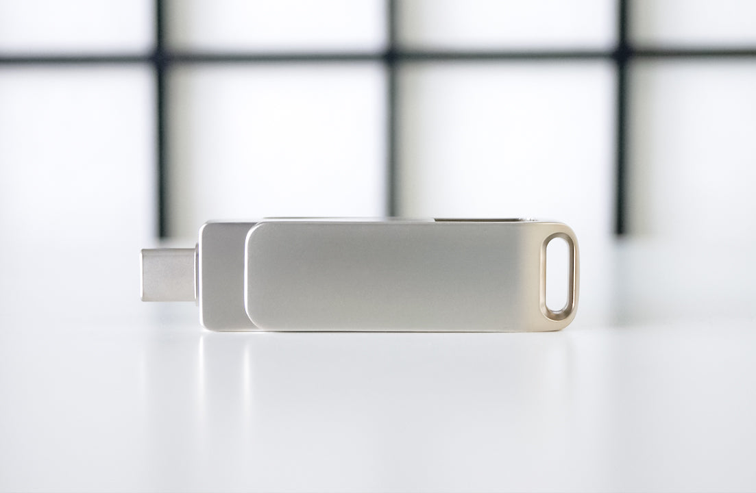 USB 3.1 flash drive, pivoting metal body with side USB connector