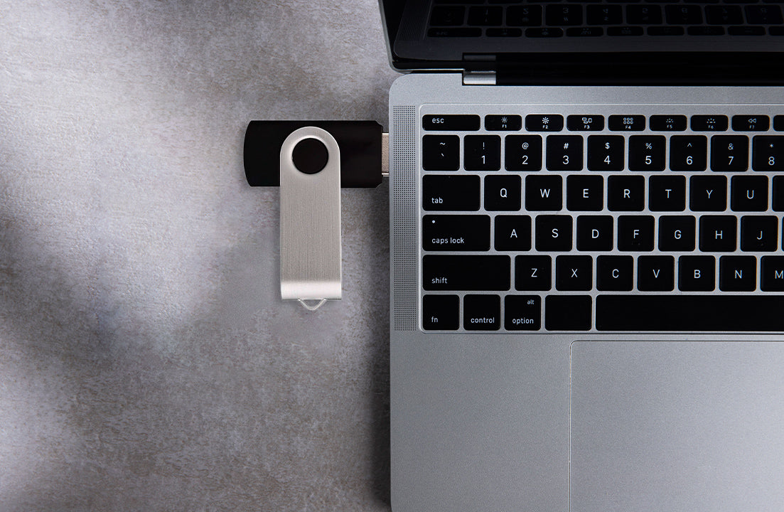 USB flash drive with black base and silver metal cap, circular ring detail